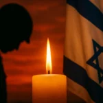 צללית של חייל מרכין ראש, דגל ישראל ונר זיכרון על רקע של שקיעה